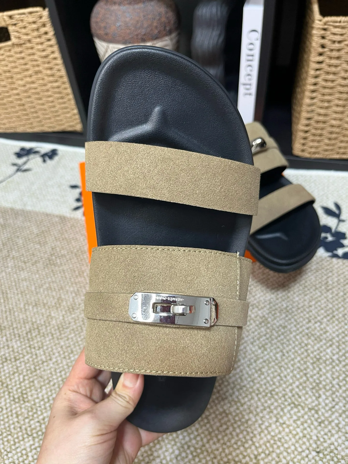 P300 Long-term stock Hermes men’s Kazimir slippers for couples - top quality woven calfskin functional sandals with intertwined uppers inspired by the “H” iconic pattern to create a casual look, perfect for summer. Imported cowhide + cowhide lining + TUP outsole Size: 35-46